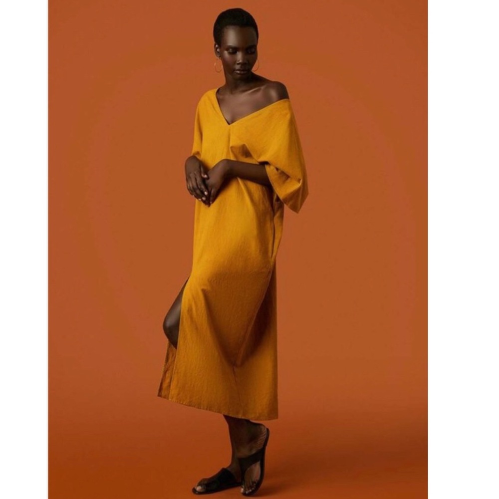 PAR EN PAR ESSENTIAL CAFTAN in Mustard